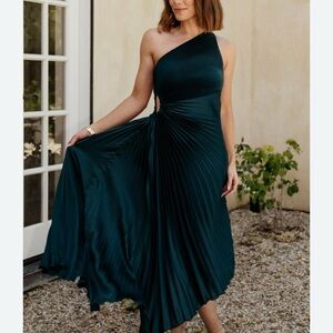 Elegant One-Shoulder Green Pleated Dress